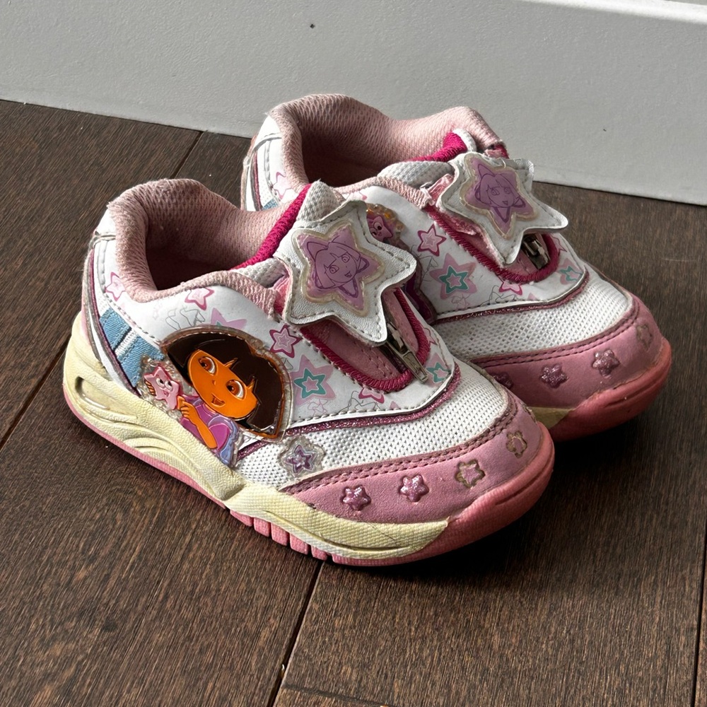 2007 Dora the explorer shoes size 6t